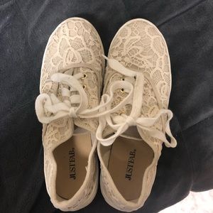 Lace shoes